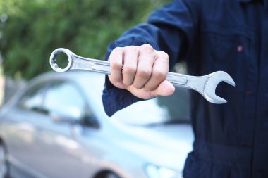 Makine mühendisi müfettişi tamir ekipmanı tutuyor.