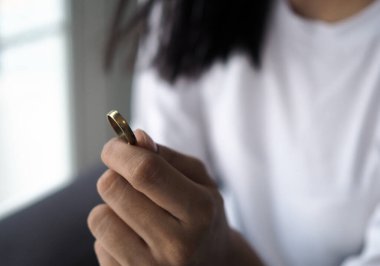 Çiftler kavga ettikten sonra ilişki problemleri yaşar, gücenirler. Karım yüzüğü aldı ve boşanmaya karar verdi..