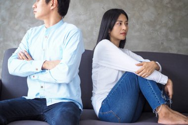 Çiftler, tartıştıktan sonra sıkılır, gerilir, üzülür ve sinirlenirler. Aile krizi ve ilişki sorunları sona eriyor.