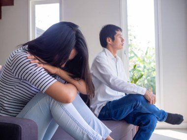 Aşk çifti kavgadan sonra konuşmaz. Alıngan ve ilişkilerdeki sorunlar yüzünden düşünen dalgın bir kadın. Arka planda oturan üzgün adam. Boşanma ve aşk sorunları kavramı