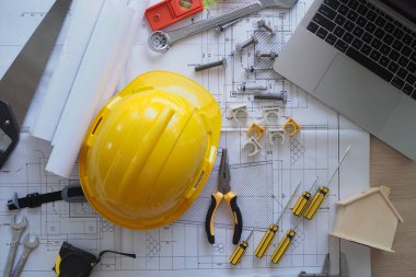 Müteahhit masası ve mühendislik ekibi. Planlar, kasketler ve çeşitli aksesuarlar var..