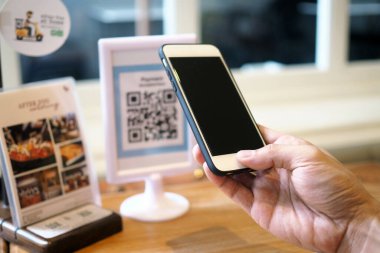 Barkodu taramak için telefonu kullan ve kafede indirim yap.