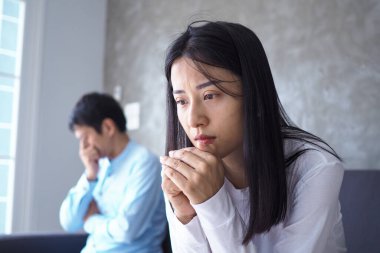 Kadın kocasının kötü davranışıyla kavga ettikten sonra depresyonda, üzgün ve üzgün hissetti. Mutsuz genç eş evlendikten sonra sıkıntıdan patlıyor..