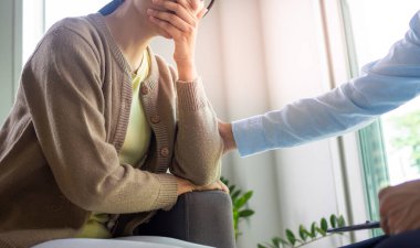 Akıl hastalığı ve fiziksel hastalığı olan kadın hastalar bir doktor veya psikiyatrist ile görüşüyorlar. Zihinsel semptomlar ve depresyon terapisi. Cesaret ve bakım