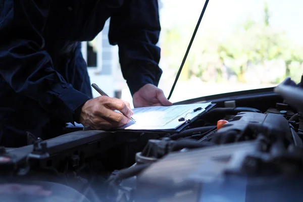 Der Motoringenieur Überprüft Und Repariert Das Auto Pflegedienste Außerhalb Des — Stockfoto