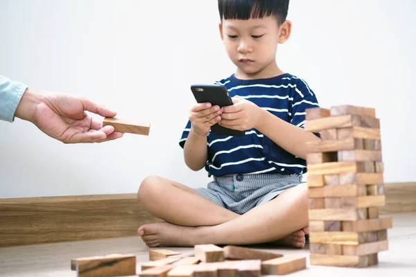 Crianças Asiáticas Era Das Redes Sociais Que Concentram Telefones Tablets — Fotografia de Stock