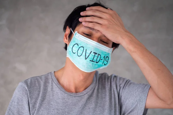 Hombre Asiático Preocupación Miedos Usando Máscara Escribe Covid Situación Infección —  Fotos de Stock
