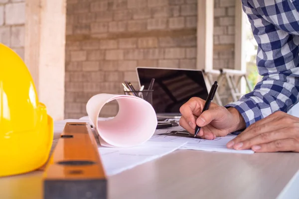 Ingenieur Het Opstellen Schrijf Een Project Noteer Het Papier Controleren — Stockfoto