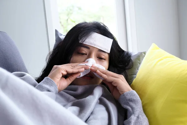 Las Mujeres Asiáticas Tienen Fiebre Alta Secreción Nasal Concepto Enfermos — Foto de Stock