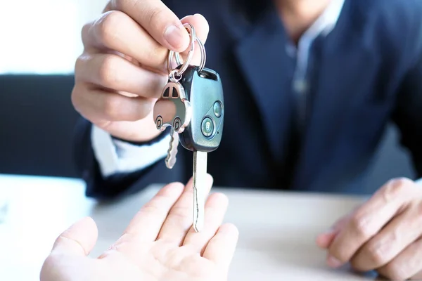 Der Autoverkäufer Und Der Schlüssel Zum Neuen Besitzer — Stockfoto