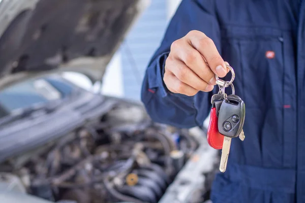 Der Motoringenieur Gab Den Autoschlüssel Nach Überprüfung Und Reparatur Den — Stockfoto