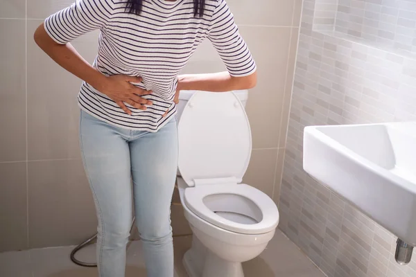 Mujer Con Diarrea Pie Baño Sosteniendo Estómago Dolor Estómago Severo —  Fotos de Stock
