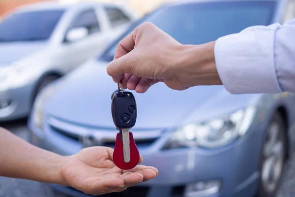 Der Autoverkäufer Und Der Schlüssel Zum Neuen Besitzer — Stockfoto