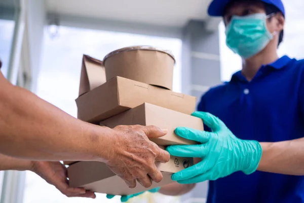 Expedidor Usa Uma Máscara Luvas Entregando Comida Para Casa Comprador — Fotografia de Stock