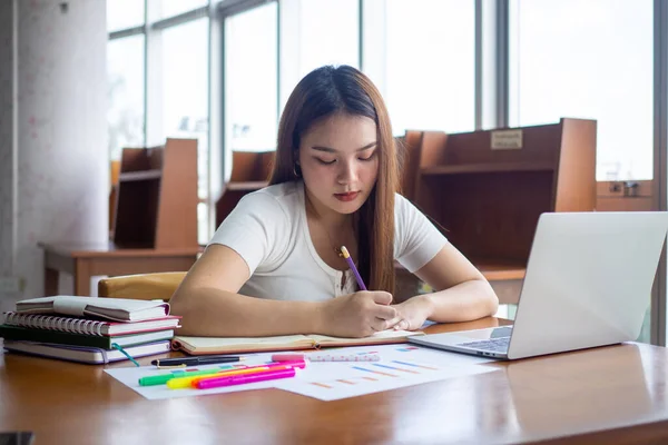 Studentesse Siedono Fanno Compiti Prendere Appunti Fare Rapporti Biblioteca — Foto Stock