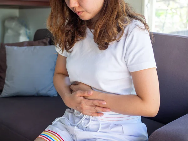 Una Mujer Tiene Dolor Estómago Severo Calambres Menstruales —  Fotos de Stock
