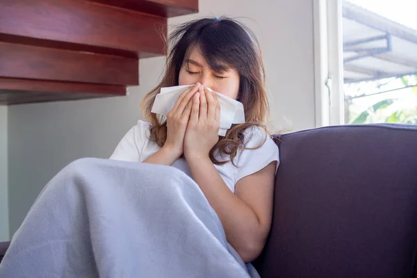 Mujer Asiática Sentó Enferma Sofá Casa Con Fiebre Tos Estornudos — Foto de Stock