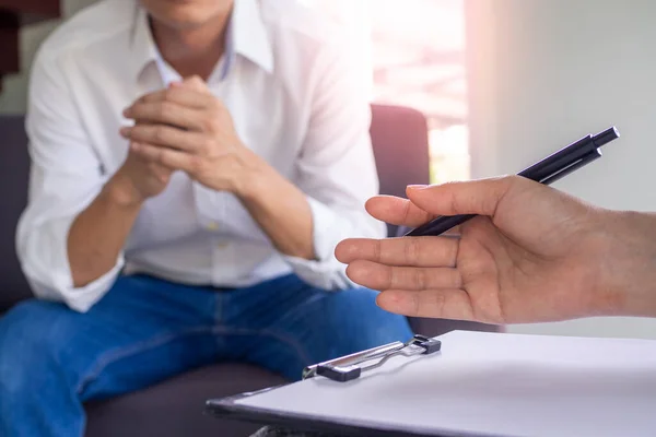 Imagen Centra Mano Del Psiquiatra Portapapeles Registra Enfermedad Curación Las — Foto de Stock