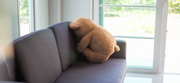 Concepto Infantil Del Dolor Osito Peluche Sentado Apoyado Contra Pared —  Fotos de Stock