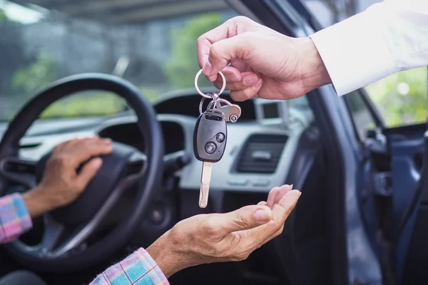 Agentur Schickt Autoschlüssel Mieter Für Reisen Kauf Und Verkauf Von — Stockfoto