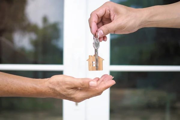 Bostadsköpare Tar Hem Nycklar Från Säljare Sälj Ditt Hus Hyr — Stockfoto