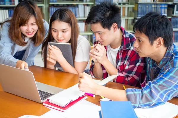 Wieloetniczni Studenci Sprawdzają Wyniki Testów Patrzą Ekran Laptopa Bibliotece — Zdjęcie stockowe