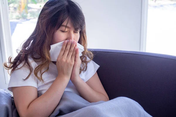 Mujer Pelo Largo Sentada Sofá Sufre Gripe Tos Estornudos Sentado — Foto de Stock