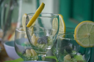 Bardak ve Lemon üstte.