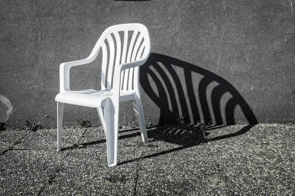 Gölgeli beyaz sandalye..