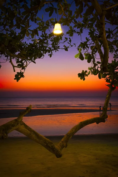 Deniz kenarında gün batımı.