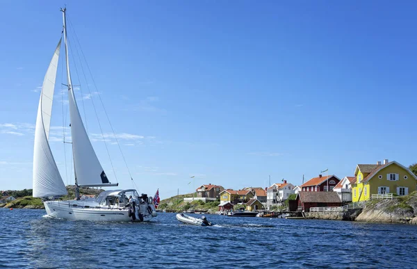 İsveç batı kıyısında bir yelkenli..