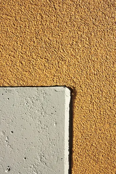 İki renkli beton duvar.