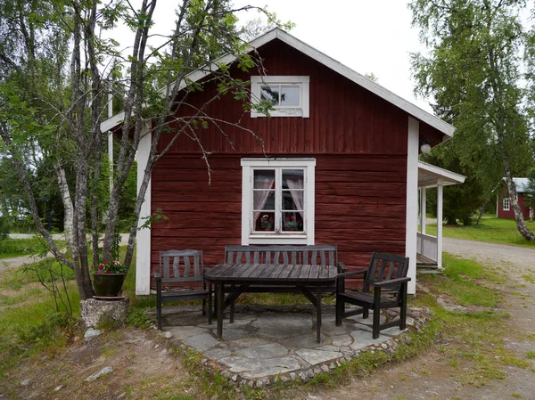 Beyaz köşeli kırmızı ev.