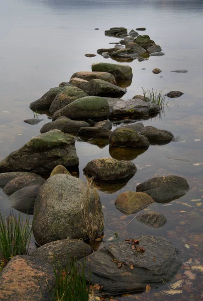 Piedras en la orilla del lago . — Foto de Stock