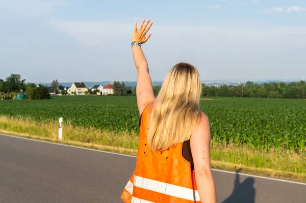 Woman needs help in road traffic — 스톡 사진