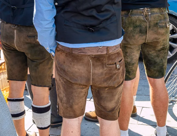 Män i läderbyxor på München Oktoberfest — Stockfoto