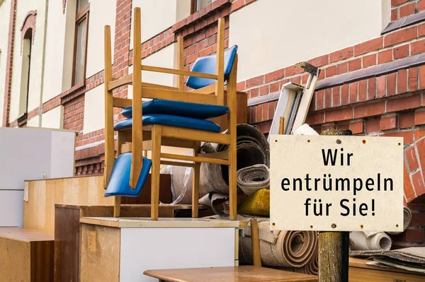 Sperrmüll räumen wir aus — Stockfoto