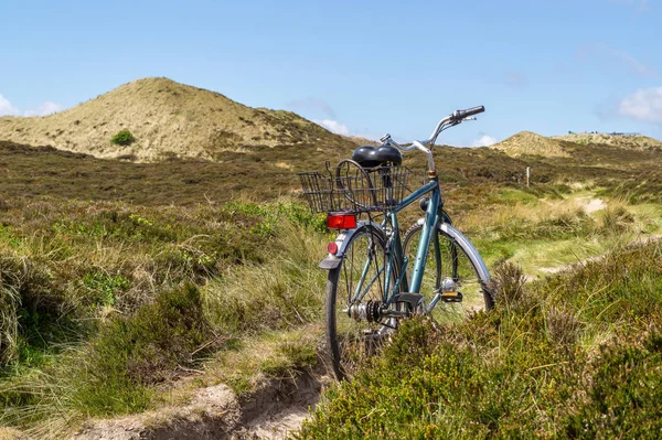 Sylt 'in kumullarında bisiklet — Stok fotoğraf
