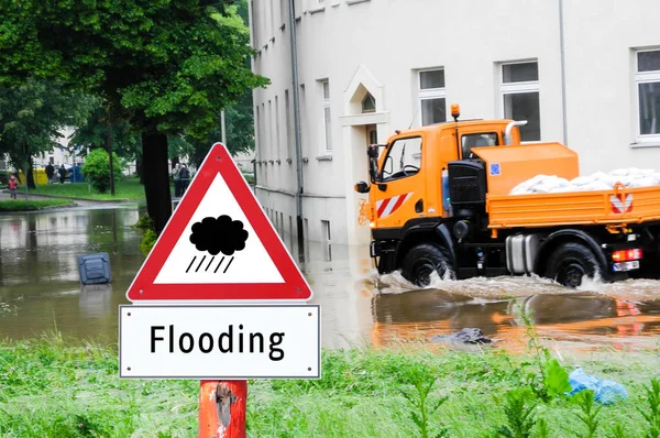 Översvämning varningsskylt sköld — Stockfoto