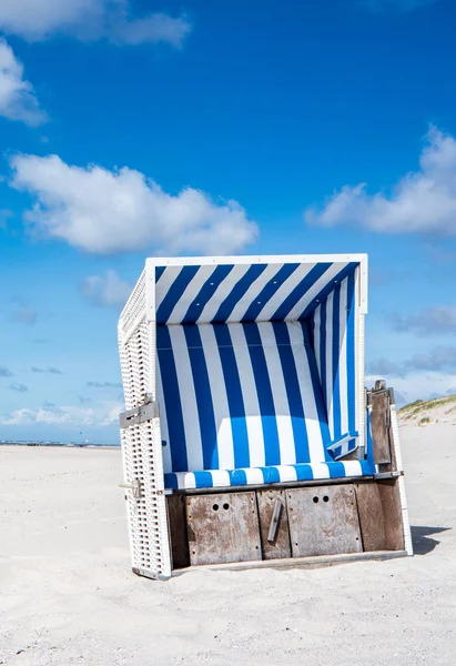 Eenzame strand stoel achtergrond — Stockfoto