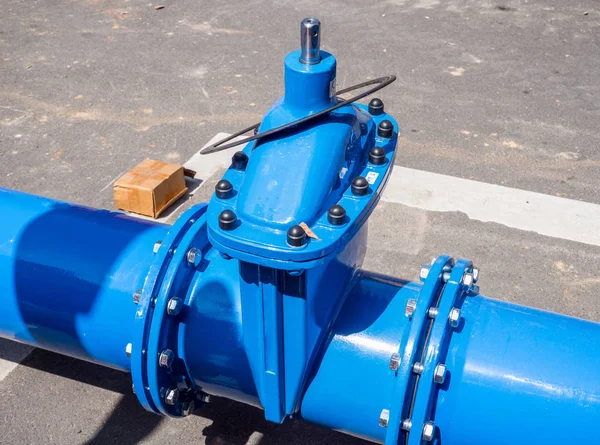 Голубая водопроводная труба, площадка для строительства водопровода — стоковое фото