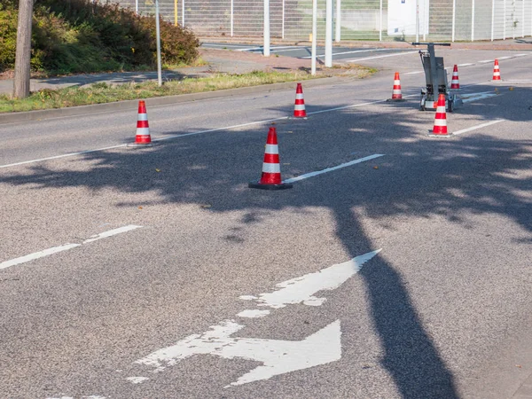 Trabajos de marcado de carreteras con pilones — Foto de Stock