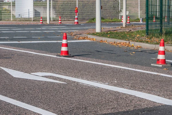 Trabajos de marcado de carreteras con pilones — Foto de Stock