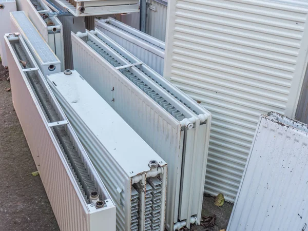 Molti radiatori nella costruzione di riscaldamento — Foto Stock