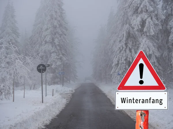 Waarschuwingsbord winter begint — Stockfoto