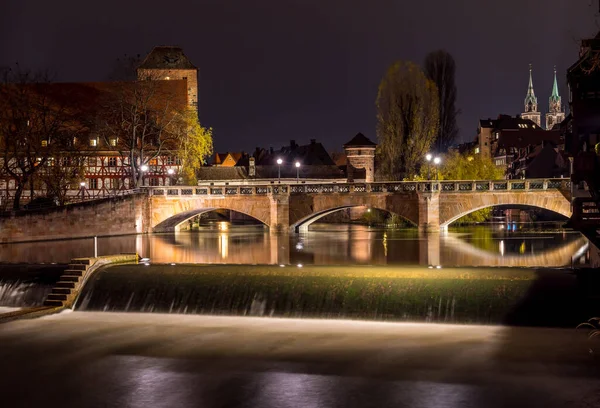Максимальный мост вечером в Нюрнберге — стоковое фото