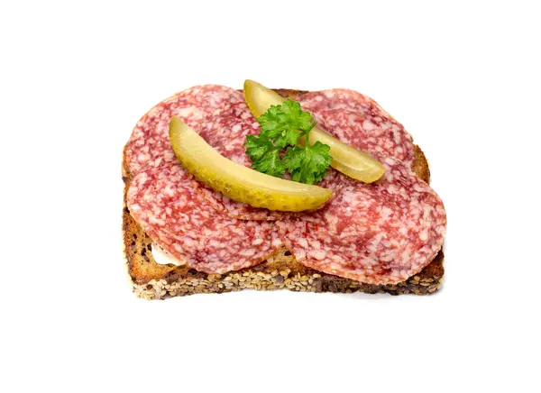 Salami húngaro sobre un pan aislado — Foto de Stock