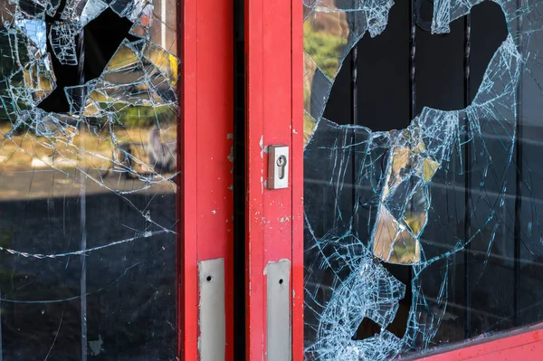 Разбитое стекло на фоне вандализма — стоковое фото