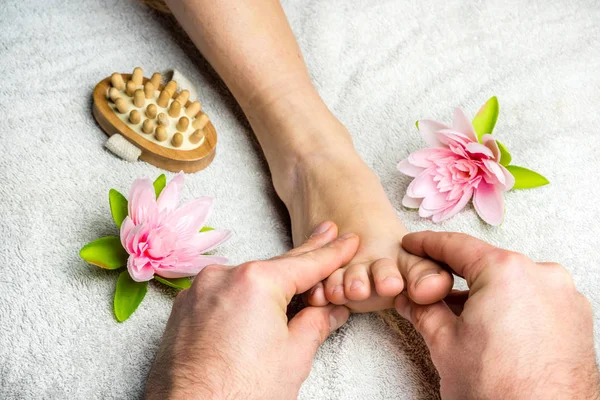 Vrouw krijgt voet massage — Stockfoto