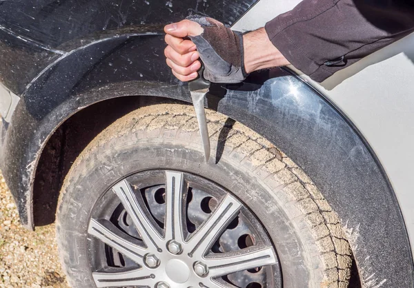 Vandalismo em esfaqueadores de pneus de carro — Fotografia de Stock